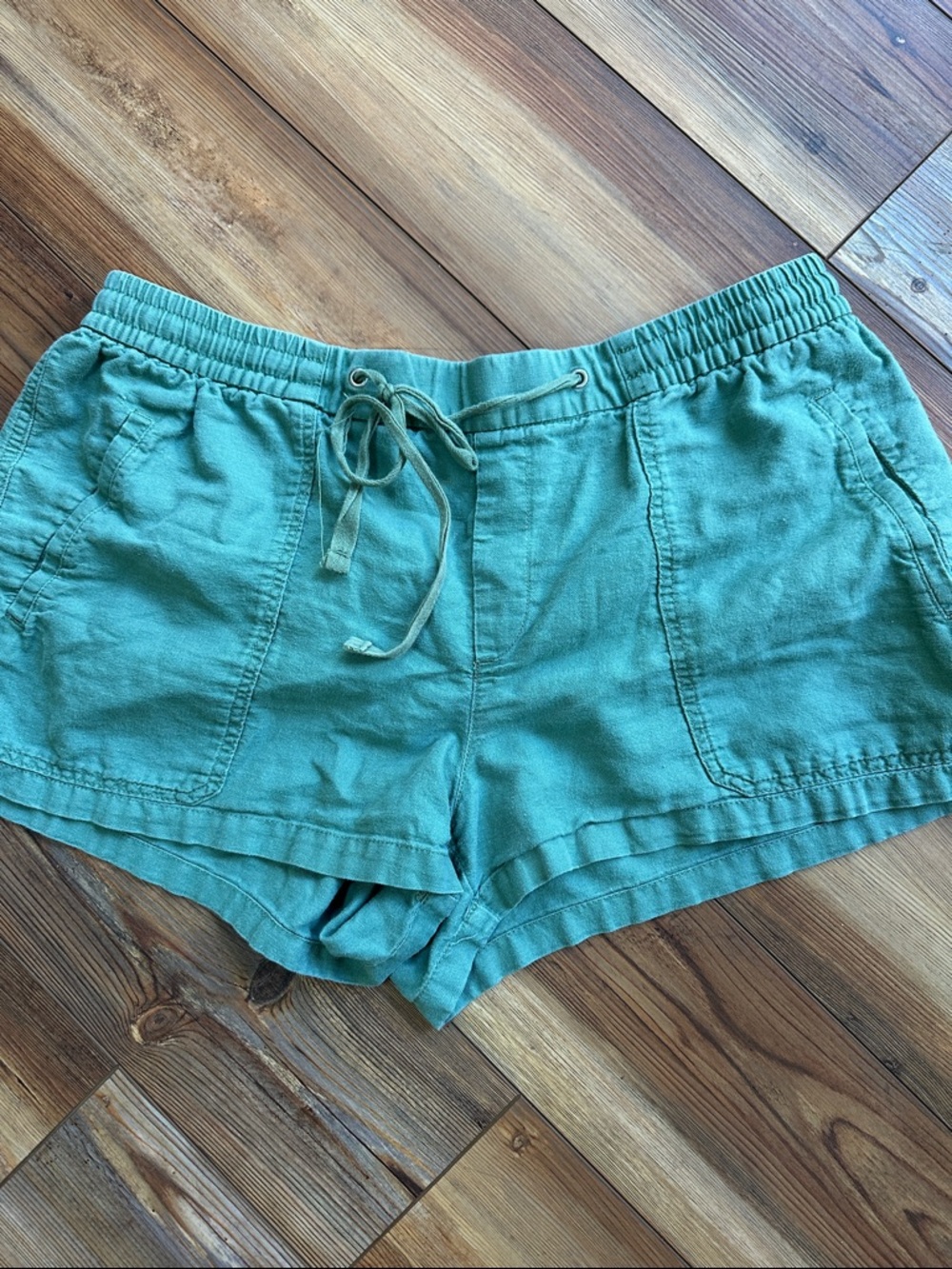 GAP Women's Drawstring Linen-Blend Shorts in Green